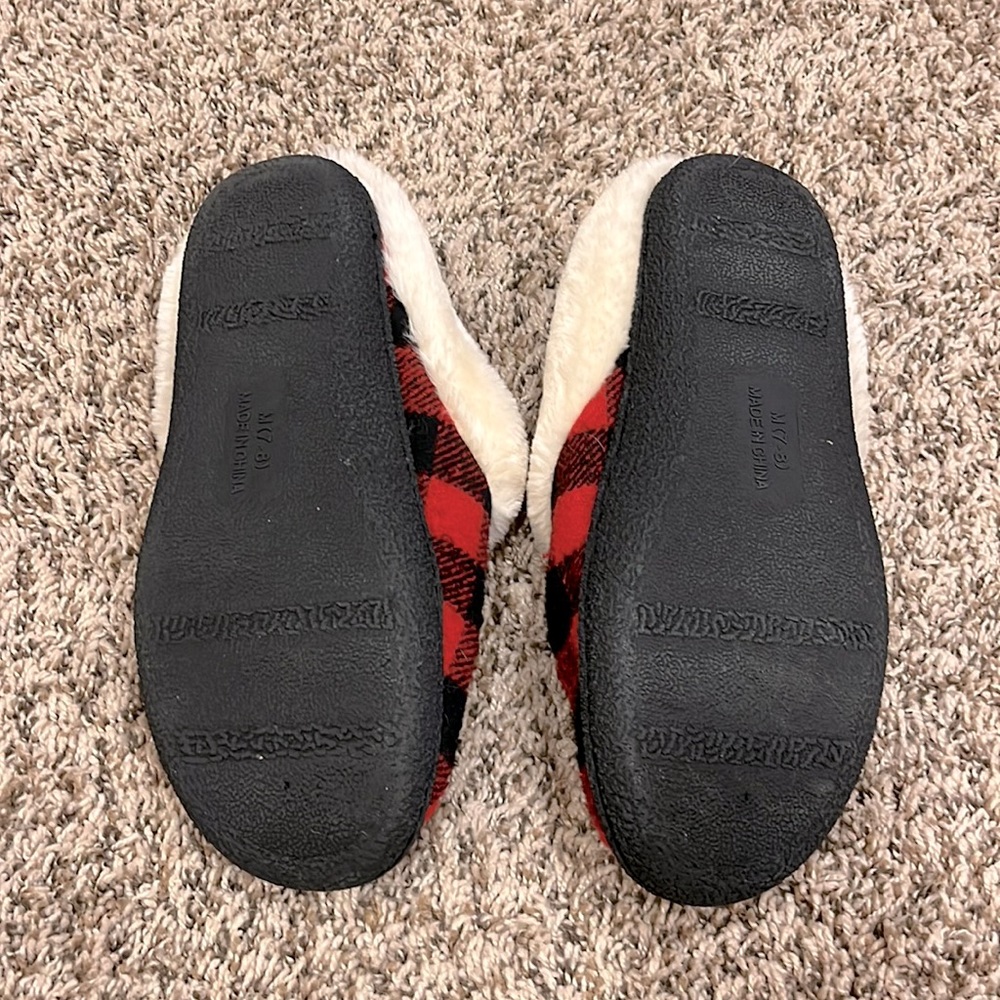 KOHLS slippers đ¤ - Picture 2 of 4